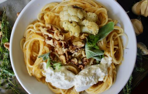 A perfectly roasted caramelized butternut squash sauce with tons of garlic, all the seasonings, and plenty of parmesan cheese all tossed with spaghetti and topped off with crispy cauliflower, creamy burrata, and toasted walnuts: this Creamy Herbed Butternut Squash Spaghetti with Cauliflower and Burrata is truly the pasta of your dreams.