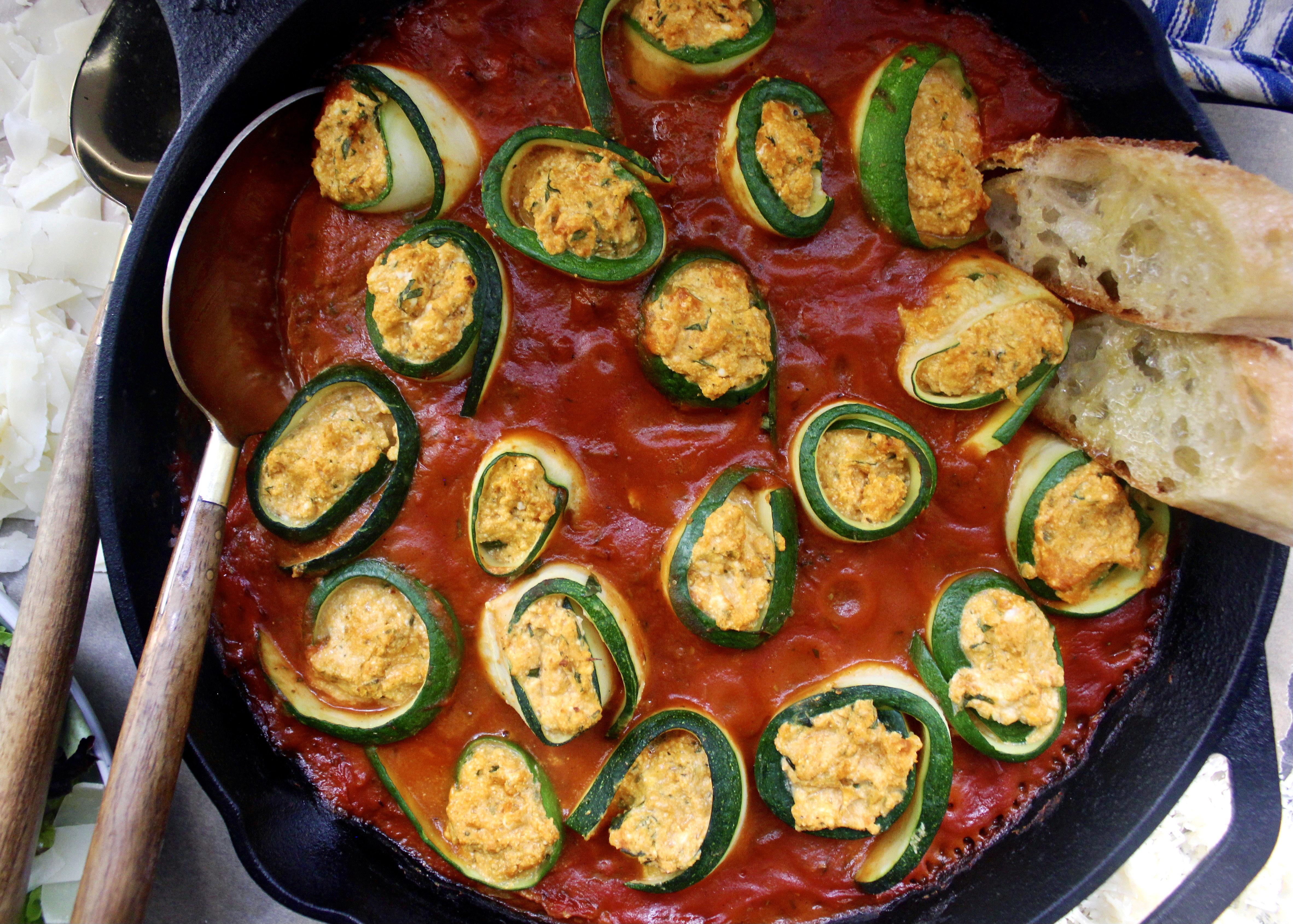 An herby pumpkin and cheese filling rolled up in zucchini and baked up in an autumn inspired sauce: this Creamy Ricotta and Pumpkin Zucchini Rollatini is the easiest cozy dinner!