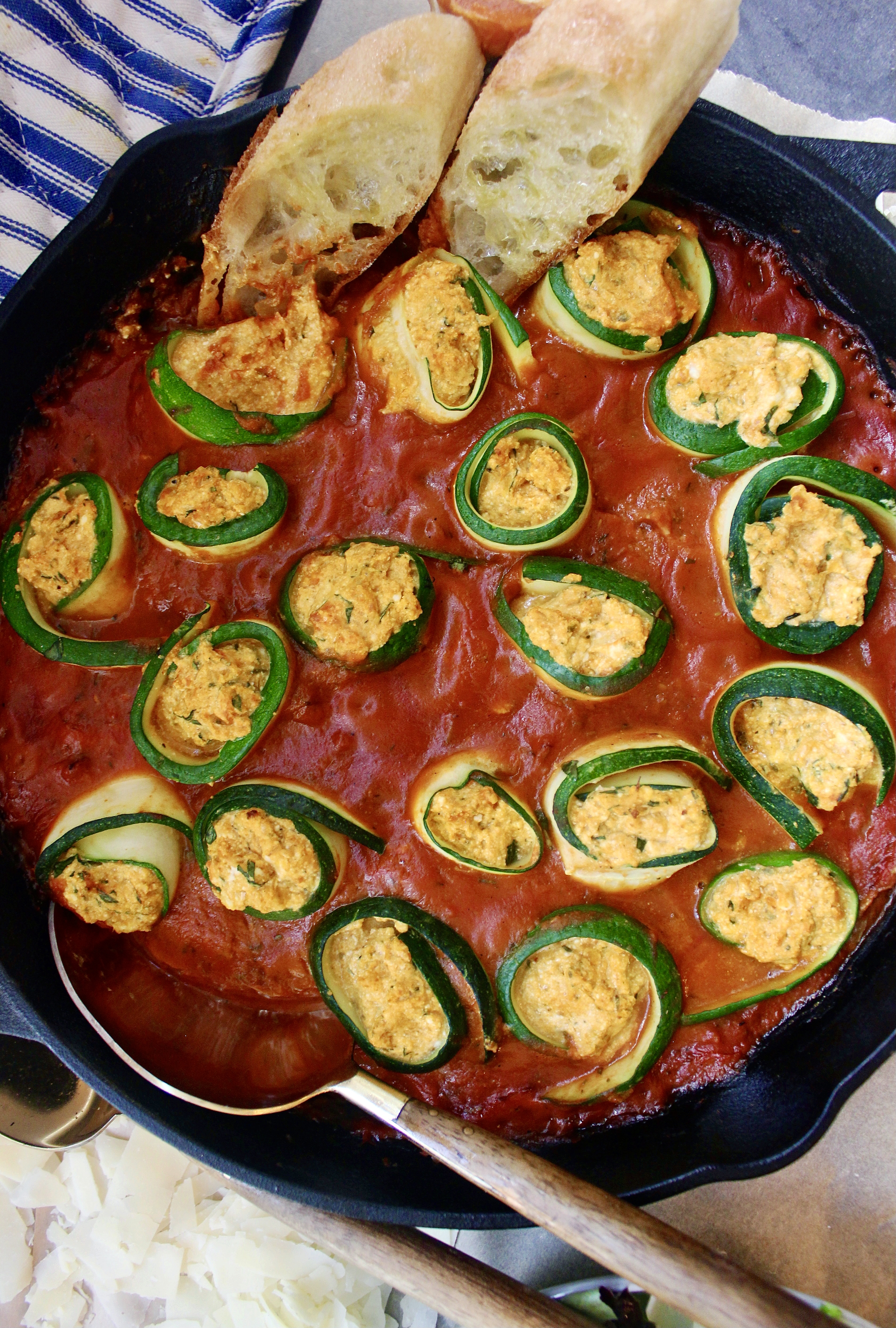 An herby pumpkin and cheese filling rolled up in zucchini and baked up in an autumn inspired sauce: this Creamy Ricotta and Pumpkin Zucchini Rollatini is the easiest cozy dinner!