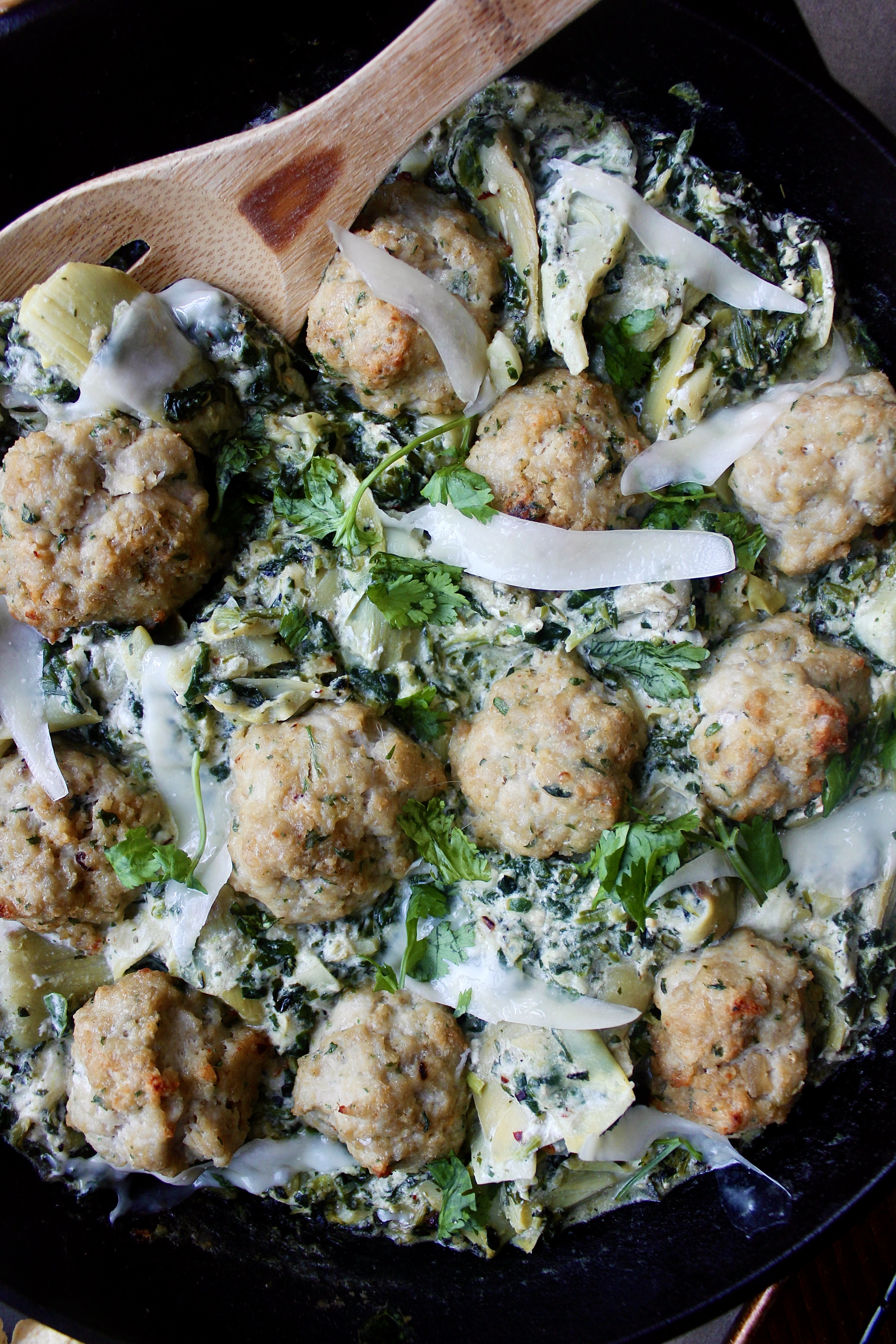 The creamy, cheesy spinach and artichoke dip we all know and love lightened up and served over a bed of yellow rice with ALL the crispy chips: these Healthier Spinach and Artichoke Chicken Meatballs are truly the coziest, easy dinner. 