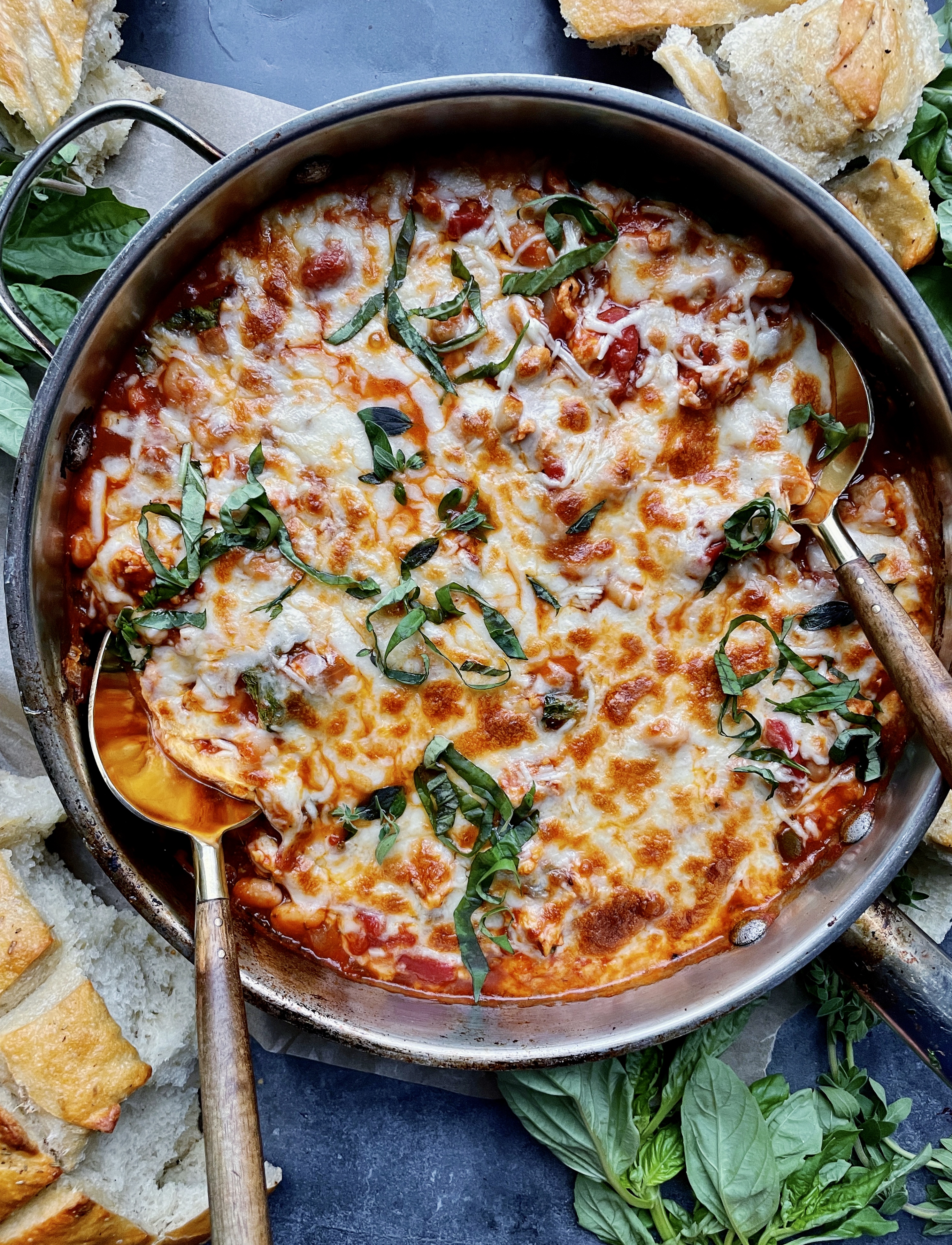  Caramelized onions, Italian season ground turkey, and the most amazing saucy beans all tucked under a bed of melty mozzarella and parmesan: you have to make this Cheesy White Bean Tomato Turkey Bake tonight!!