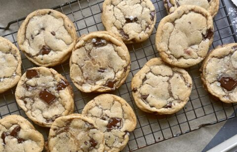 If chewy, gooey, supersized and oh-so flavorful chocolate chip cookies are your thing: you HAVE to make My Ultimate Easy Chocolate Chunk Cookies.