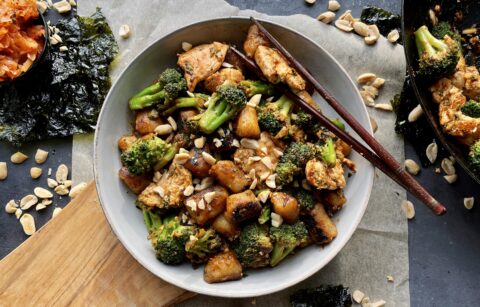 Crispy wok gnocchi, chicken, and broccoli mixed up with a sweet and spicy chili hoisin sauce: this Gochujang Stir Fried Chicken and Broccoli Gnocchi is the tastiest quick dinner.