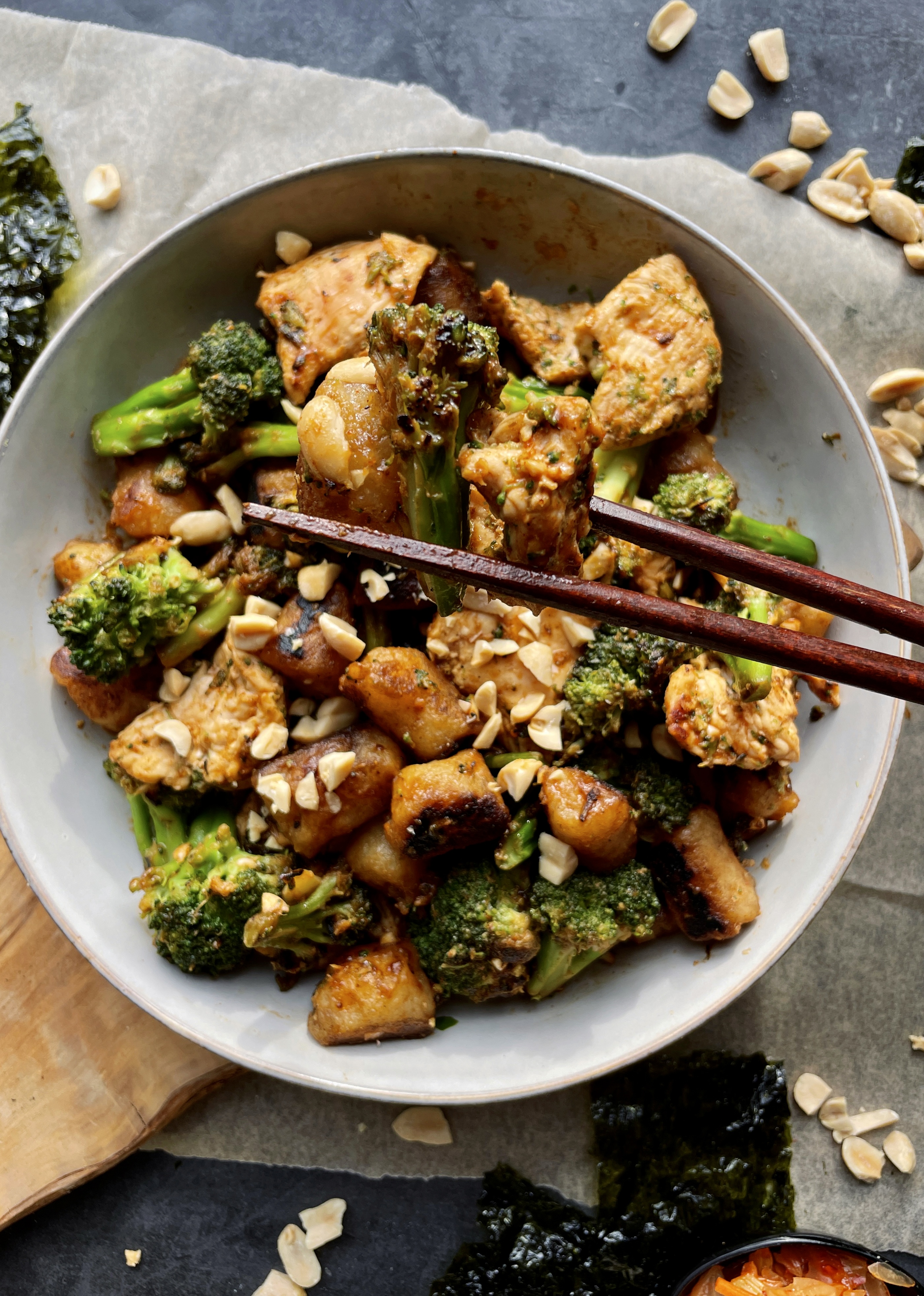 Crispy wok gnocchi, chicken, and broccoli mixed up with a sweet and spicy chili hoisin sauce: this Gochujang Stir Fried Chicken and Broccoli Gnocchi is the tastiest quick dinner. 